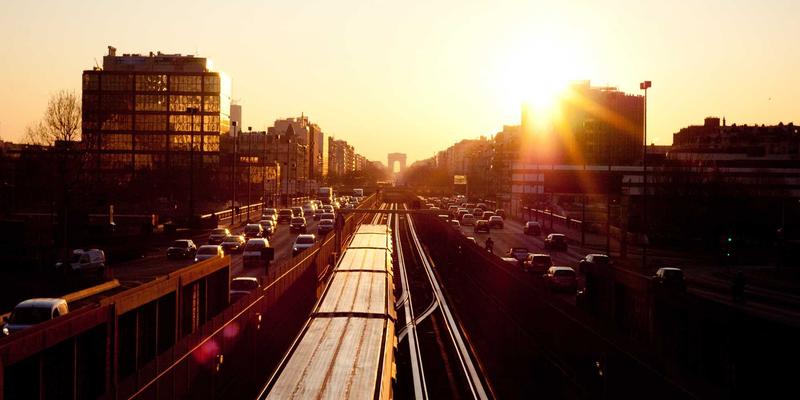 PropTech革命：技术整合如何重塑零售地产与全球办公空间的运营效率与租户体验