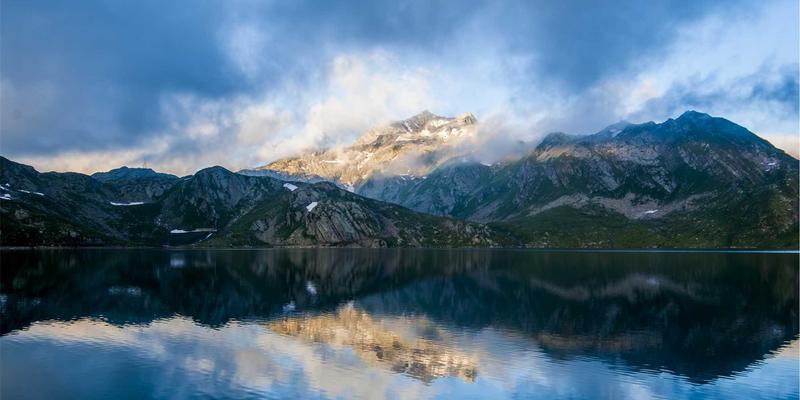 全球办公空间投资指南：REITs与直接投资在流动性、收益与控制权上的深度较量